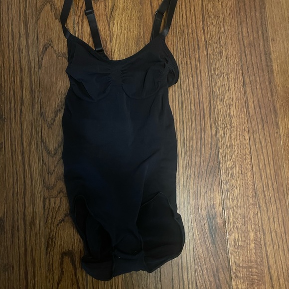 SKIMS SCULPTING BODYSUIT BRIEF - Picture 3 of 3